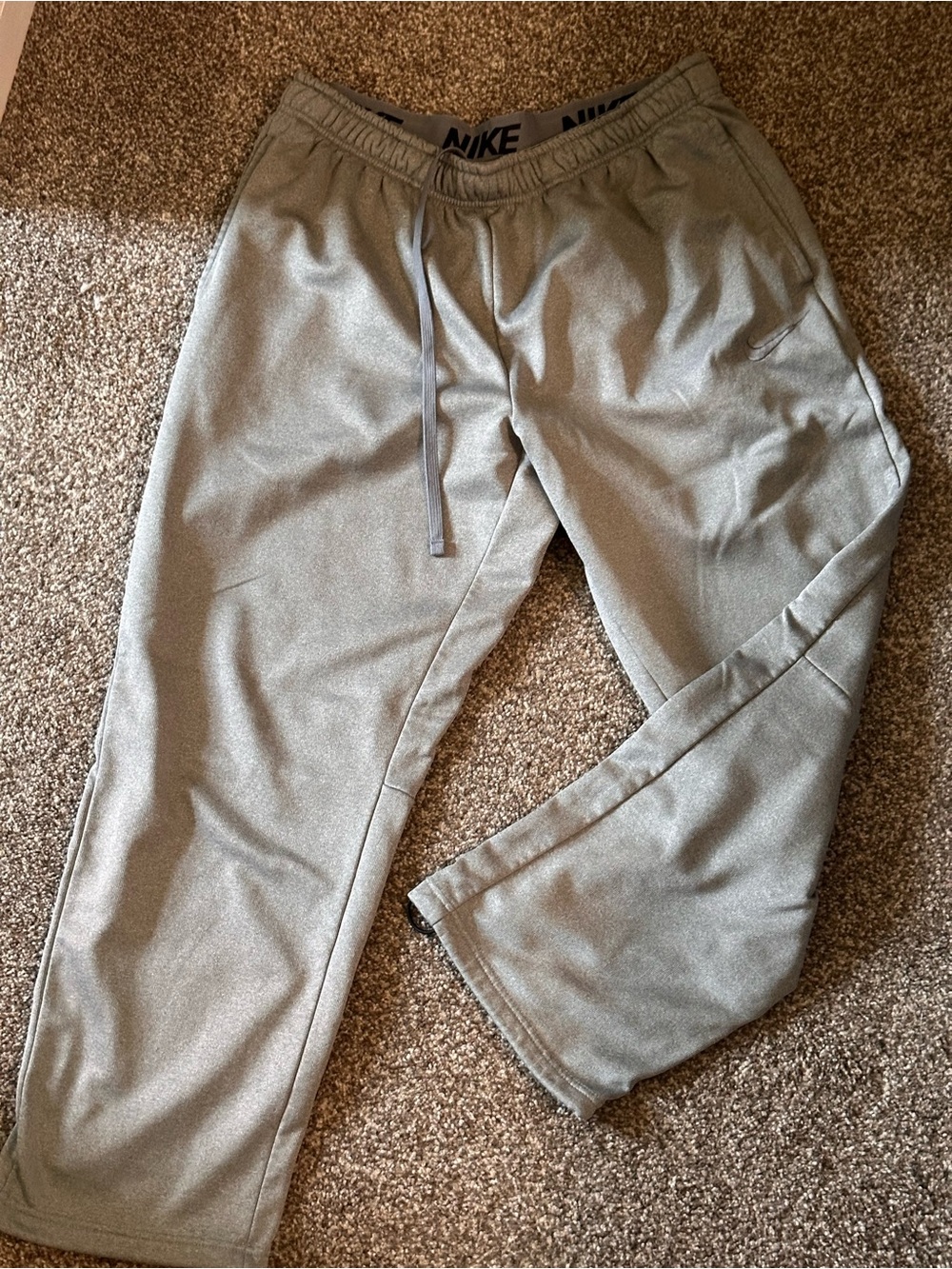 Nike Men's Light Gray Athletic Jogger Sweatpants